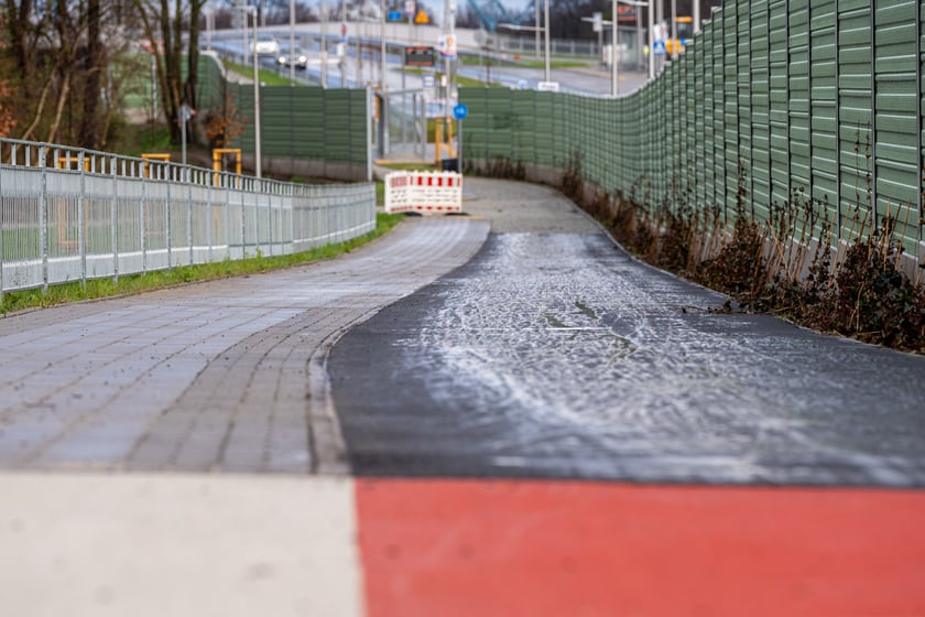 Przybywa asfaltu na kolejnych odcinkach drogi rowerowej na alei Wielkiej Wyspy.